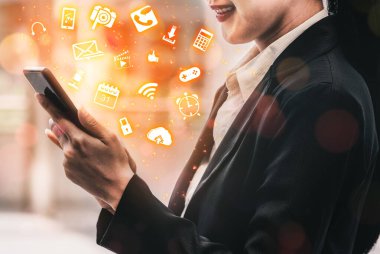 Multimedya ve Bilgisayar Uygulamaları Kavramı. Cihazda sosyal, alışveriş, kamera ve multimedya uygulamasını gösteren modern grafik arayüze sahip dijital gadget teknolojisini kullanan iş adamları.