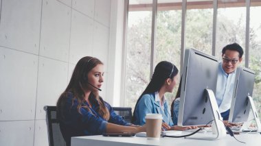 Müşteri destek ajanı ya da kulaklıklı çağrı merkezi telefon görüşmesinde müşteriyi desteklerken masaüstü bilgisayarında çalışır. Operatör hizmeti iş temsili kavramı.