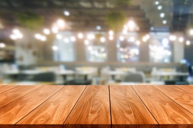 Ürün görüntülemek için masada boş kopya alanı ile modern restoran odası veya kahve dükkanı bulanık arka plan ahşap masa. İç restoran sayaç tasarım konsepti.