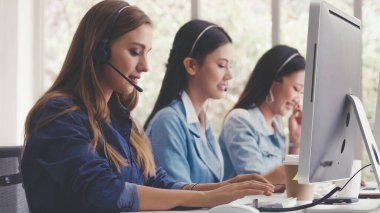 Müşteri destek ajanı ya da kulaklıklı çağrı merkezi telefon görüşmesinde müşteriyi desteklerken masaüstü bilgisayarında çalışır. Operatör hizmeti iş temsili kavramı.