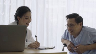 Doktor ya da hekim, hastanedeki ya da klinikteki hasta ile ilgilenir. Mutlu hasta doktoru ziyaret eder ve hastalığın tedavisi hakkında konuşur. Tıbbi sağlık ve doktor hizmeti kavramı.