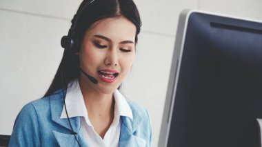Müşteri destek ajanı ya da kulaklıklı çağrı merkezi telefon görüşmesinde müşteriyi desteklerken masaüstü bilgisayarında çalışır. Operatör hizmeti iş temsili kavramı.