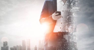 İş İletişimi Ağı Teknolojisi Kavramı çift Pozlama Görüntü - Modern cityscape arka plan akıllı telefon veya cep telefonu cihazı kullanan iş adamları.