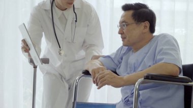 Doktor ya da hekim, hastanedeki ya da klinikteki hasta ile ilgilenir. Mutlu hasta doktoru ziyaret eder ve hastalığın tedavisi hakkında konuşur. Tıbbi sağlık ve doktor hizmeti kavramı.