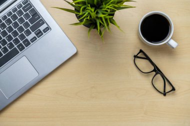 Ofis masası çalışma alanı ve masa arka planı üst görünümden düz yatıyordu nesneler. Yaratıcı çalışma için modern minimal tasarım masaüstü. Minimalizm kavramı.