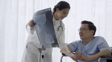 Doktor ya da hekim, hastanedeki ya da klinikteki hasta ile ilgilenir. Mutlu hasta doktoru ziyaret eder ve hastalığın tedavisi hakkında konuşur. Tıbbi sağlık ve doktor hizmeti kavramı.