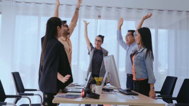 Başarılı iş adamları grup halinde ofiste proje başarısını kutluyorlar. Takım kazananı ve işbirliği başarı konsepti.