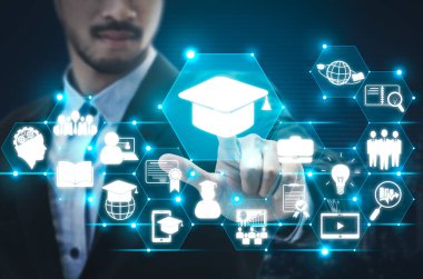 E- öğrenim ve Öğrenci ve Üniversite Konsepti Online Eğitim. Dijital eğitim kursunun teknolojisini gösteren grafik arayüzü insanların her yerden uzaktan öğrenmelerini sağlıyor.