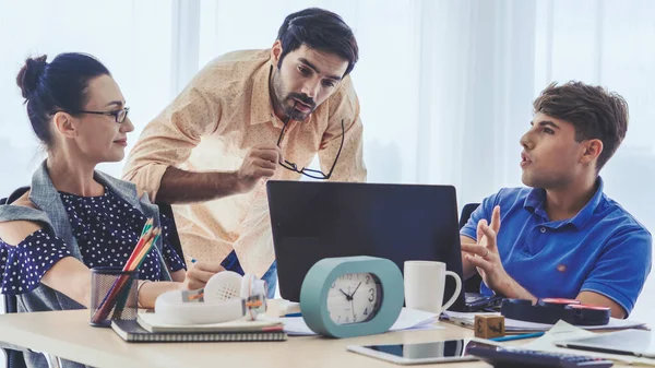 Reunión Grupal Creativos Empresarios Diseñadores Artistas Escritorio Oficina Trabajo Equipo — Foto de Stock