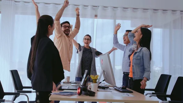 Grupo Empresários Sucesso Comemorando Sucesso Projeto Escritório Equipe Vencedora Conceito — Fotografia de Stock