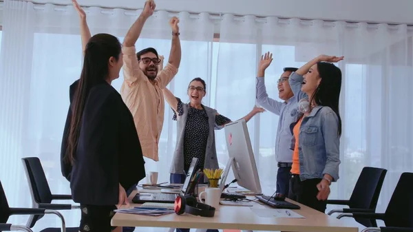 Erfolgreiche Geschäftsleute Feiern Projekterfolg Büro Teamsieger Und Kooperationskonzept — Stockfoto