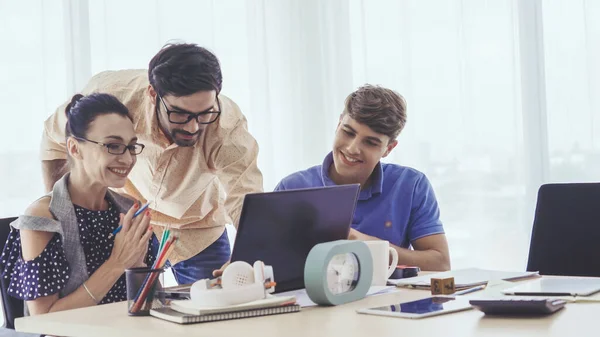 Reunión Grupal Creativos Empresarios Diseñadores Artistas Escritorio Oficina Trabajo Equipo — Foto de Stock