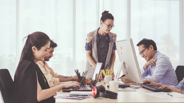 Líder Principal Dando Discurso Consejo Los Miembros Del Equipo Gente — Foto de Stock