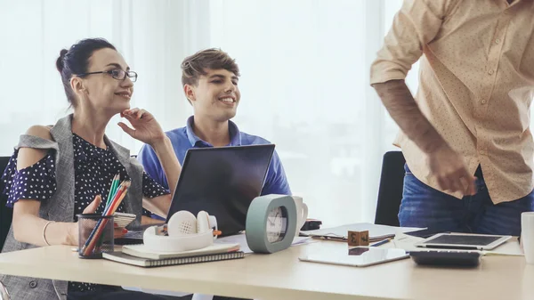 Reunión Grupal Creativos Empresarios Diseñadores Artistas Escritorio Oficina Trabajo Equipo — Foto de Stock