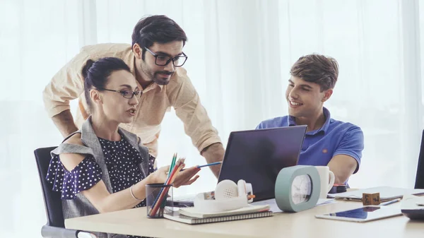 Reunión Grupal Creativos Empresarios Diseñadores Artistas Escritorio Oficina Trabajo Equipo — Foto de Stock