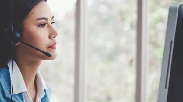 Kundtjänst Agent Eller Callcenter Med Headset Fungerar Stationär Dator Samtidigt — Stockfoto