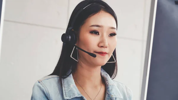 Müşteri Destek Ajanı Kulaklıklı Çağrı Merkezi Telefon Görüşmesinde Müşteriyi Desteklerken — Stok fotoğraf