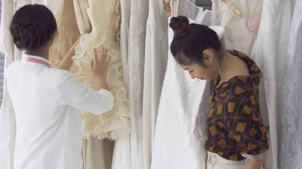 Future Bride Customer Talking Wedding Store Shopkeeper Buy Wedding Dress — Stock Photo, Image
