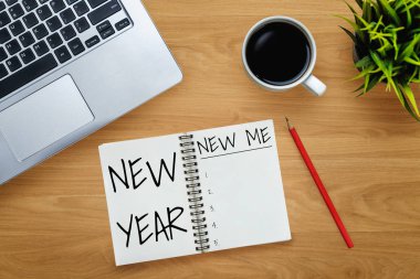 Yeni Yıl Hedefleri Listesi 2020 - Yeni yıl hedefleri ve kararları sıralaması hakkında el yazısıyla yazılmış bir not defteri ile iş yeri masası. Değişim ve kararlılık kavramı.