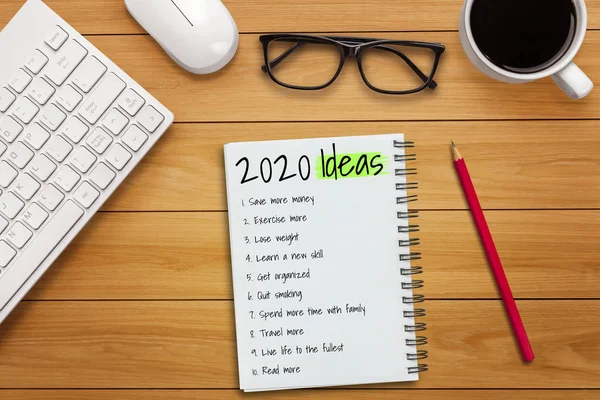 新年目标列表2020 写字楼写字台 关于新年目标和决议的计划列表 变化和确定概念 — 图库照片