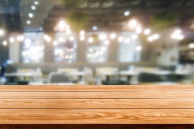 Modern restoranın bulanık arka planda ahşap masa