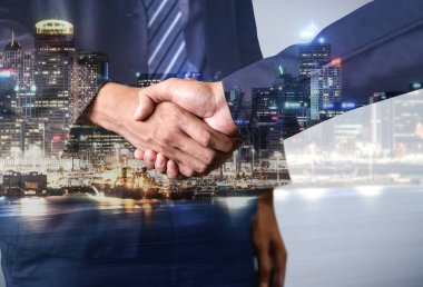 Arka planda iş adamları el sıkışma çift pozlama görüntü iş anlaşmasının ortaklık başarısını gösteren. Kurumsal ekip çalışması, güven ortağı ve iş sözleşmesi kavramı.