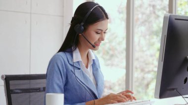 Müşteri destek ajanı ya da kulaklıklı çağrı merkezi telefon görüşmesinde müşteriyi desteklerken masaüstü bilgisayarında çalışır. Operatör hizmeti iş temsili kavramı.