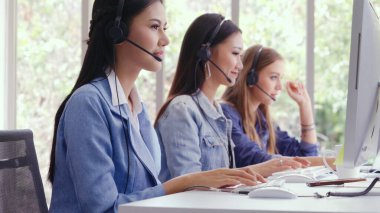 Müşteri destek ajanı ya da kulaklıklı çağrı merkezi telefon görüşmesinde müşteriyi desteklerken masaüstü bilgisayarında çalışır. Operatör hizmeti iş temsili kavramı.