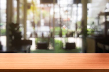 Modern restoranın bulanık arka planda ahşap masa