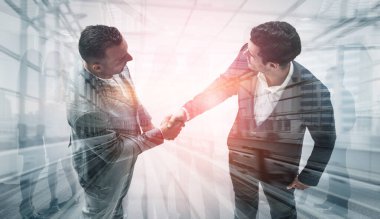 Arka planda iş adamları el sıkışma çift pozlama görüntü iş anlaşmasının ortaklık başarısını gösteren. Kurumsal ekip çalışması, güven ortağı ve iş sözleşmesi kavramı.