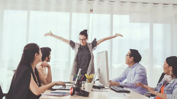 Gruppo Uomini Affari Successo Che Celebra Successo Del Progetto Ufficio — Foto Stock