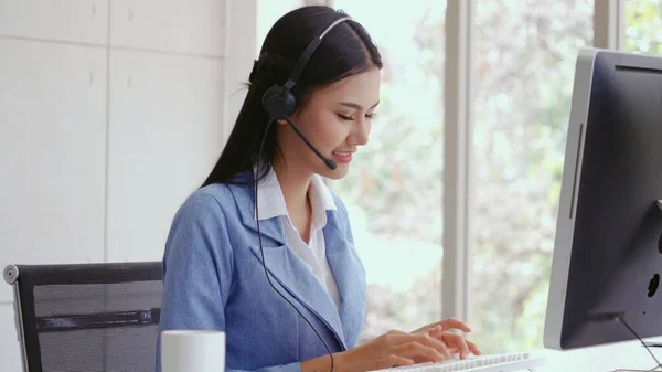 Agente Atención Cliente Centro Llamadas Con Auriculares Funciona Computadora Escritorio — Foto de Stock