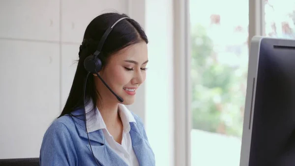 Agente Atención Cliente Centro Llamadas Con Auriculares Funciona Computadora Escritorio — Foto de Stock