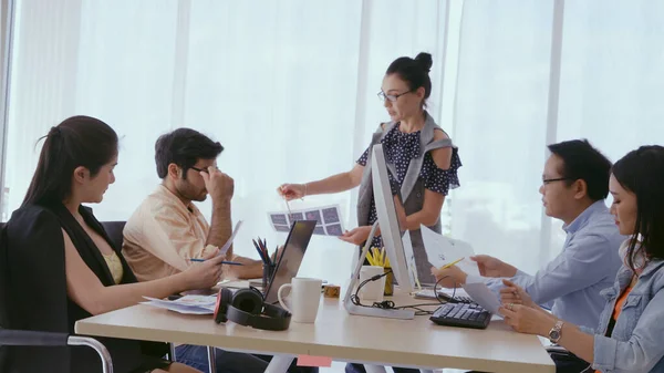 Líder Principal Dando Discurso Consejo Los Miembros Del Equipo Gente — Foto de Stock