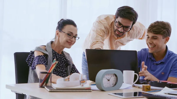 Reunión Grupal Creativos Empresarios Diseñadores Artistas Escritorio Oficina Trabajo Equipo — Foto de Stock