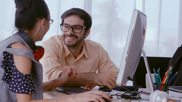 Grupo Personas Negocios Creativos Tener Conversación Escritorio Oficina Lugar Trabajo — Foto de Stock