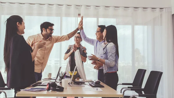 Επιτυχημένοι Επιχειρηματίες Ομάδα Γιορτάζει Την Επιτυχία Του Έργου Στο Γραφείο — Φωτογραφία Αρχείου