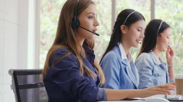 Ügyfélszolgálati Ügynök Vagy Call Center Headset Működik Asztali Számítógépen Miközben — Stock Fotó