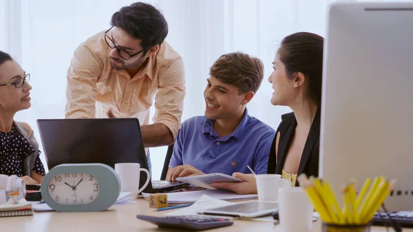 Reunión Grupal Creativos Empresarios Diseñadores Artistas Escritorio Oficina Trabajo Equipo — Foto de Stock