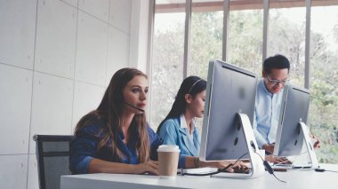 Müşteri destek ajanı ya da kulaklıklı çağrı merkezi telefon görüşmesinde müşteriyi desteklerken masaüstü bilgisayarında çalışır. Operatör hizmeti iş temsili kavramı.