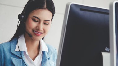 Müşteri destek ajanı ya da kulaklıklı çağrı merkezi telefon görüşmesinde müşteriyi desteklerken masaüstü bilgisayarında çalışır. Operatör hizmeti iş temsili kavramı.