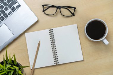 Ofis masası çalışma alanı ve masa arka planı üst görünümden düz yatıyordu nesneler. Yaratıcı çalışma için modern minimal tasarım masaüstü. Minimalizm kavramı.