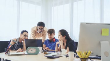 Yaratıcı iş adamlarının grup toplantısı, tasarımcı ve sanatçı ofis masasında. Mutlu iş yeri ve işbirliği takım çalışması konsepti.