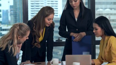 Profesyonel iş kadınlarının grup toplantısı yeni proje planlama ile düşünülüyor. 