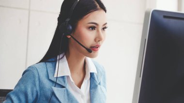 Müşteri destek ajanı ya da kulaklıklı çağrı merkezi telefon görüşmesinde müşteriyi desteklerken masaüstü bilgisayarında çalışır. Operatör hizmeti iş temsili kavramı.