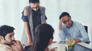 Grup toplantısındaki mutsuz iş adamları. Ekip proje başarısızlığı yüzünden hayal kırıklığına uğradı. İş sorunu ve kriz kavramı.