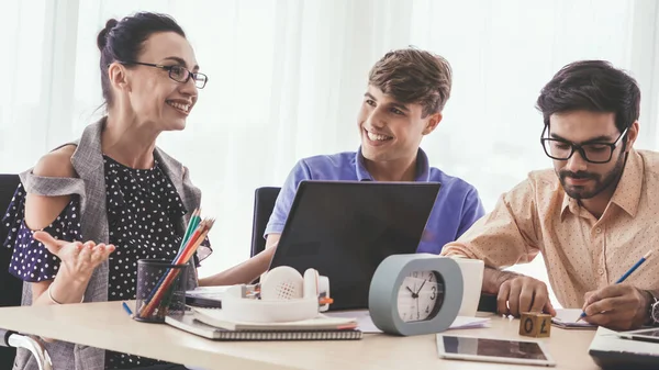 Reunión Grupal Creativos Empresarios Diseñadores Artistas Escritorio Oficina Trabajo Equipo — Foto de Stock