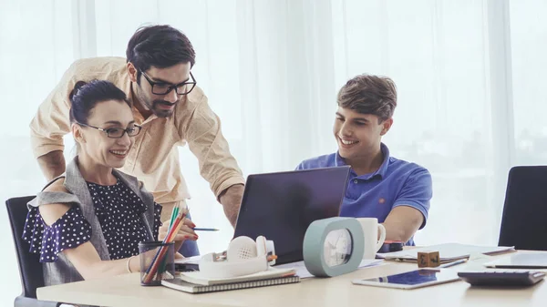 Reunión Grupal Creativos Empresarios Diseñadores Artistas Escritorio Oficina Trabajo Equipo — Foto de Stock