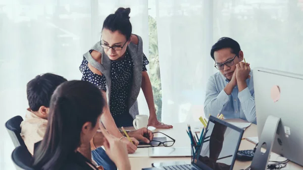 Gente Negocios Infeliz Reunión Grupo Oficina Equipo Siente Frustrado Por — Foto de Stock