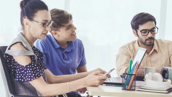 Reunión Grupal Creativos Empresarios Diseñadores Artistas Escritorio Oficina Trabajo Equipo — Foto de Stock